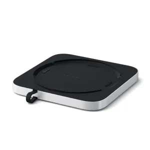 Satechi Stand Hub -alumiinijalusta Mac Minille hopeisena ja mustana, pyöristetyillä kulmilla, upotetulla yläosalla ja tuuletusaukollisella muotoilulla.