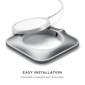 Satechi MagSafe-ladedokk i sølvfarget aluminium med hevet ring, vist med ladebrikken delvis satt inn