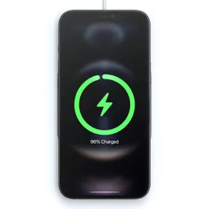 Svart smarttelefon i iPhone-stil på en ladeskjerm som viser 96 % oppladet, med kabel mot hvit bakgrunn.