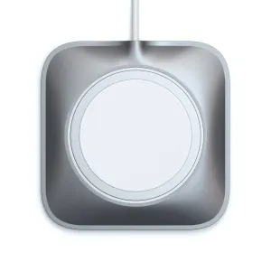 Satechi MagSafe-laderdokk i aluminium med avrundet sølvfarget design og rund åpning i midten