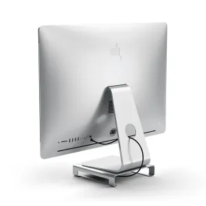 Satechi hopeanvärinen alumiininen näyttöteline ja keskitin nostaa iMacin ylemmäs ja lisää helposti käytettävissä olevat USB-C-portit