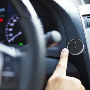 Satechi medijos mygtukas, pritvirtintas prie automobilio prietaisų skydelio, skirtas belaidžiam atkūrimui ir garsumo valdymui