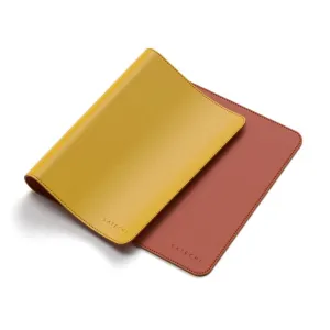 Tapis de bureau Satechi en cuir écologique jaune et terre cuite, avec bords surpiqués et logo en relief