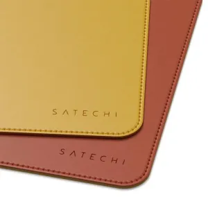 Tapis de bureau Satechi en cuir écologique avec finition double face jaune et terre cuite, bords cousus et logo en relief