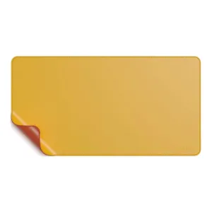 Tapis de bureau Satechi en éco-cuir jaune avec bords cousus et coins arrondis, présenté sur fond blanc