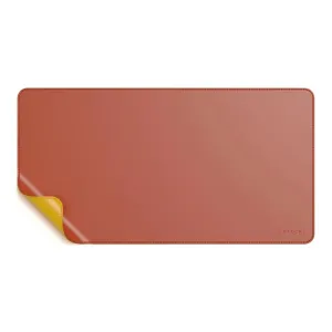 Tapis de bureau Satechi en cuir écologique avec bords cousus et touche d’angle jaune, en brun chaud