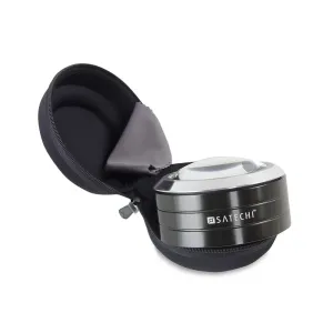Lupa LED Satechi Read Mate en un estuche de transporte negro, con lente transparente y paño de limpieza sobre fondo blanco