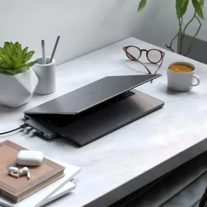Satechi Eco Hardshell-deksel til MacBook Pro 14 med hub festet på et rent skrivebord.