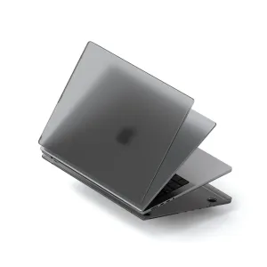 Satechi miljøvennlig hardt deksel til 14-tommers MacBook Pro i halvgjennomsiktig gråfarge, med Apple-logoen synlig gjennom dekselet