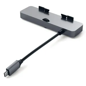 Satechi USB-C Clamp Hub Pro tähtiharmaana, kiinnitetyllä USB-C-kaapelilla ja iMacille suunnitellulla etukiinnitysmallilla