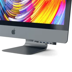 iMaciin kiinnitetty Satechi USB-C Clamp Hub Pro, joka lisää etupuolelle suunnatut portit ja korttipaikat tähtiharmaana