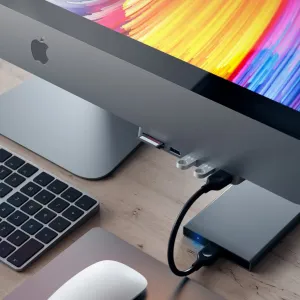 Satechi USB-C Clamp Hub Pro kiinnitettynä iMacin etureunaan, lisäten USB- ja kortinlukijaportteja