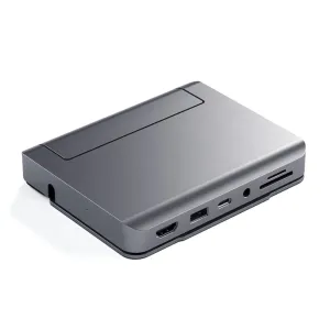 Satechi Aluminum Stand Hub harmaasta alumiinista USB-C- ja ääniliitäntäporteilla, kuvattuna kompaktina pöytätelineenä