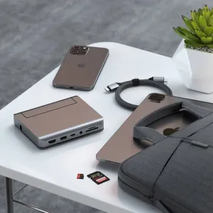 Satechi alumiininen Stand Hub, jossa on HDMI, USB-C, USB-A, ääniliitäntä ja korttipaikat Apple-laitteiden vieressä