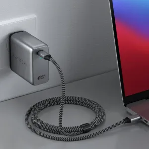 Cargador de pared Satechi de 100 W GaN PD USB-C alimentando un portátil con un cable trenzado