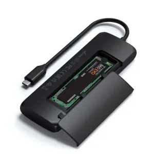 Musta Satechi USB-C -hybridimoniporttisovitin, jossa on avoin SSD-lokero ja kiinnitetty kaapeli
