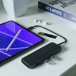 Satechi USB-C-hybridi-moniporttisovitin SSD-kelkalla liitettynä tablettiin valkoisella työpöydällä