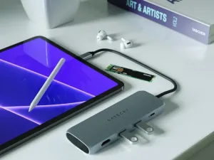 Satechi USB-C -hybridimoniporttisovitin harmaana liitettynä tablettiin valkoisella työpöydällä