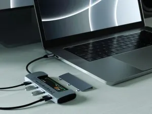 Satechi USB-C Hybrid Multiport Adapter, jossa on avoin SSD-kelkka kannettavan tietokoneen vieressä ja kytketyt kaapelit