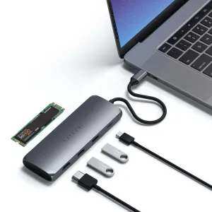 Satechi USB-C -hybridimoniliitäntäsovitin SSD-kelkalla sekä HDMI- ja USB-A-porteilla kannettavan tietokoneen vieressä