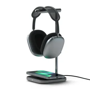 Satechi hodetelefonstativ i aluminium med over-ear-hodetelefoner og telefon på den trådløse ladebasen