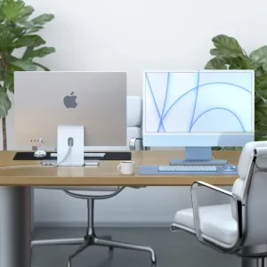 Satechi USB-C Slim Dock kiinnitettynä 24-tuumaiseen iMaciin siistissä työpisteessä näytön ja lisävarusteiden kanssa