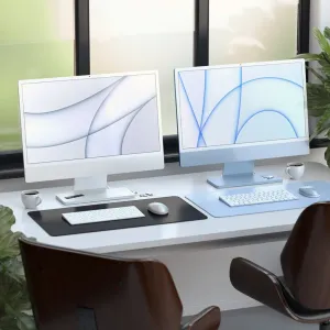 Satechi USB-C Slim Dock 24-tuumaisten iMacien vieressä siistissä työpisteessä, jossa on näppäimistöjä ja hiiriä
