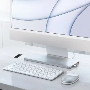 Hopeanvärinen Satechi USB-C Slim Dock iMac-jalustan alla, USB-C- ja USB-A-porteilla desktop-liitettävyyttä varten