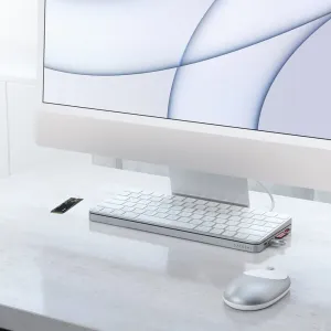 Satechi USB-C Slim Dock hopeanvärisenä 24-tuumaisen iMacin näppäimistön alla, portit ja tallennustilan käyttö näkyvissä