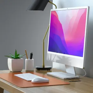 Satechi USB-C Slim Dock kiinnitettynä hopeanväriseen 24-tuumaiseen iMaciin, mikä tuo työpöydälle lisää portteja ja tallennustilaa