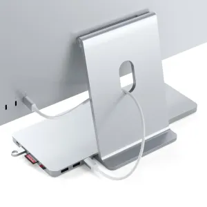 Satechi USB-C Slim Dock hopeanvärisenä kiinnitettynä 24-tuumaisen iMacin taakse, portit ja korttipaikat näkyvissä.
