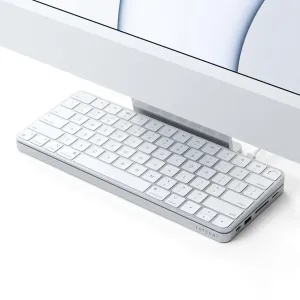 Satechi USB-C Slim Dock 24-tuumaisen iMacin alla, näppäimistötyylisellä yläosalla ja etuosassa olevalla Satechi-logolla