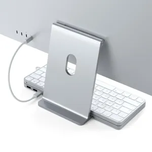 Satechi USB-C Slim Dock hopeanvärisenä kiinnitettynä 24-tuumaiseen iMaciin, USB-C-kaapeli ja näppäimistö alapuolella