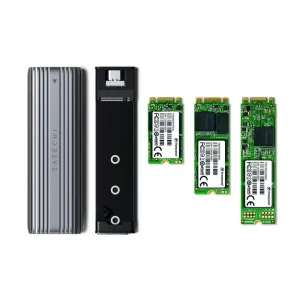 Satechi M.2 SSD -kotelo hopeanvärisenä ja mustana sekä kolme M.2 SSD -moduulia mustalla taustalla