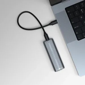 Satechi M.2 SSD -kotelo USB-C-kaapelilla liitettynä kannettavaan tietokoneeseen ulkoista tallennustilaa varten