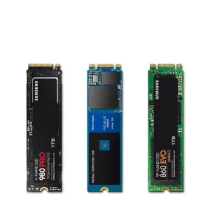 Kolme M.2 SSD -moduulia, mukaan lukien Samsungin ja WD Bluen NVMe- ja SATA-asemat, mustalla taustalla