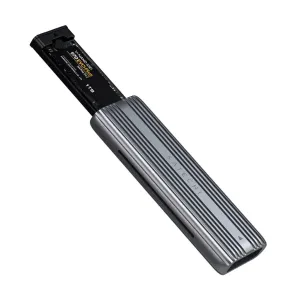 Satechi M.2 SSD -kotelo, jossa on osittain sisään asetettu NVMe-asema, hopeanvärinen ja musta ulkoinen USB-C-muotoilu
