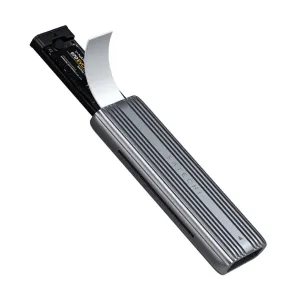 Satechi M.2 SSD -kotelo avoimella liukukannella ja asennetulla levyllä, hopeisena ja mustana