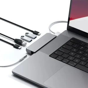 Satechi Pro Hub Mini USB-C-moniporttisovitin liitettynä MacBook Prohon Ethernet- ja äänikaapelit kytkettyinä