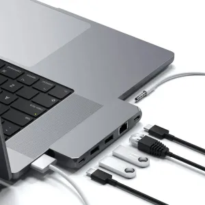 Satechi Pro Hub Mini -moniporttisovitin liitettynä MacBook Prohon, USB-C-, USB-A- ja äänikaapeliliitännöillä.