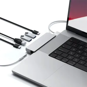 Satechi Pro Hub Mini sidabrinis USB-C išplėtimo šakotuvas, prijungtas prie MacBook, su Ethernet ir garso prievadais