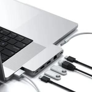 Sidabrinis Satechi Pro Hub Mini šakotuvas, prijungtas prie MacBook, matomi USB-C, USB-A ir Ethernet prievadai