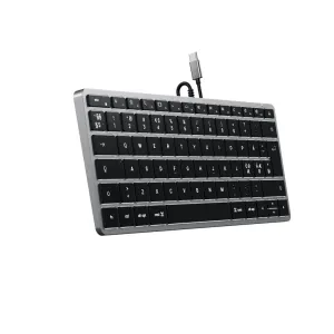 Satechi W1 USB-C-tangentbord med nordisk layout, kompakt bakgrundsbelyst design och trådbunden anslutning till Mac och iOS