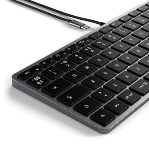 Satechi W1 USB-C-tangentbord med nordisk layout, kompakt rymdgrå design och fast USB-C-kabel