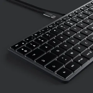 Satechi W1 USB-C-tangentbord, kompakt modell med nordisk layout och synlig trådbunden USB-C-anslutning