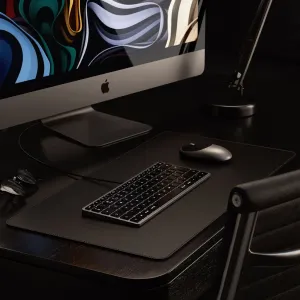 Satechi W1 USB-C-tangentbord med nordisk layout på ett skrivbord bredvid en Apple desktop och en mus