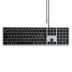 Satechi W3 USB-C-tangentbord med nordisk layout, numeriskt tangentbord i full storlek, silverfärgad ram och svarta tangenter.