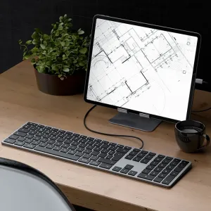Satechi W3 trådbundet USB-C-tangentbord med nordisk layout, numerisk knappsats och bakgrundsbelysta tangenter på ett skrivbord