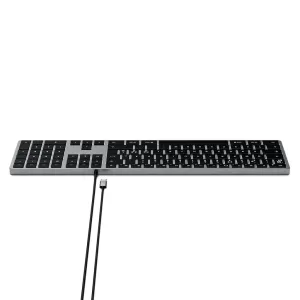 Satechi W3 USB-C-tangentbord med nordisk layout, fullstor knappsats, svarta tangenter och trådbunden USB-C-anslutning.