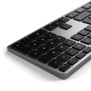 Satechi W3 USB-C-tangentbord med nordisk layout, silverfärgad aluminiumfinish och numeriskt tangentbord